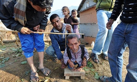 أقصر رجل في العالم يدخل غينيس – صور