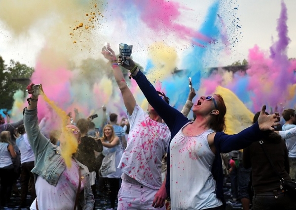 شاهدوا صور مهرجان الألوان في ألمانيا